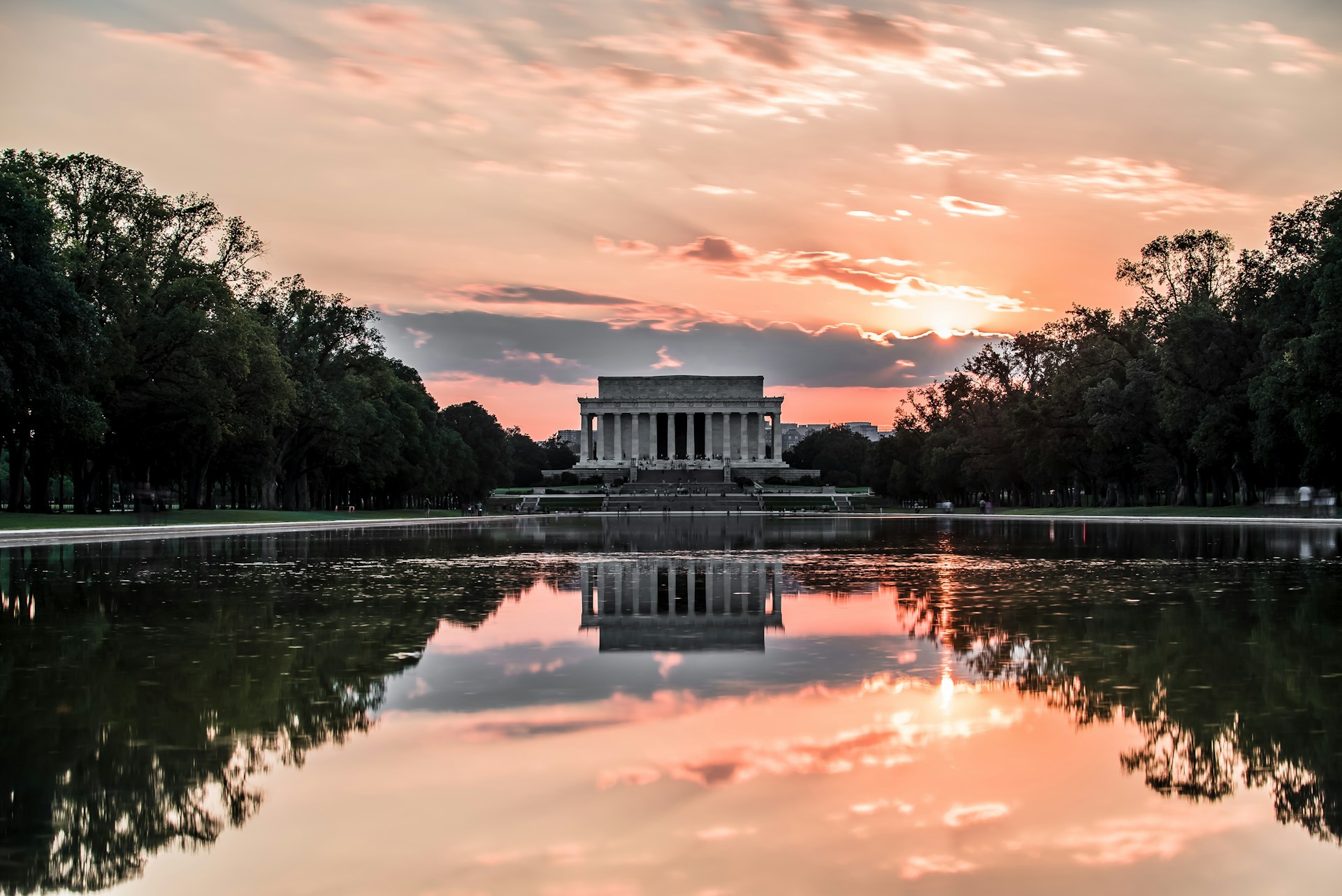 Trump New Reflecting Pool Already Ruined?